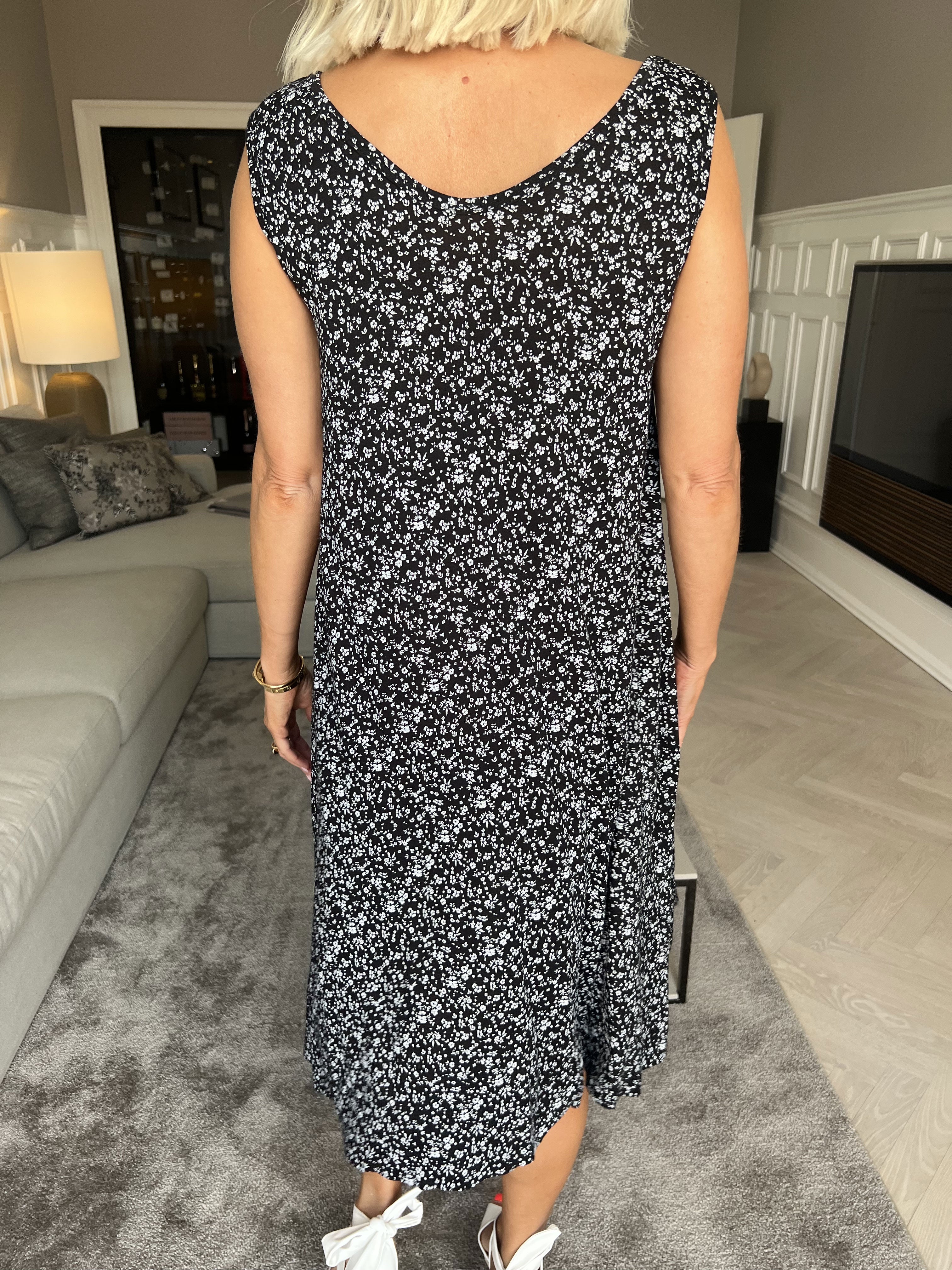 Astrid - Sød sommerkjole i viskose med småt blomsterprint